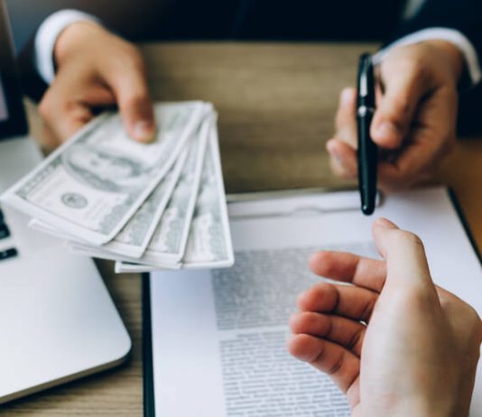 Giấy vay tiền có cần chữ ký của 2 vợ chồng ?