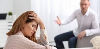 Vợ chồng ly hôn vì không còn tình cảm