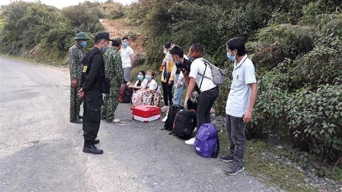 Tội vi phạm quy định về xuất cảnh, nhập cảnh; tội ở lại Việt Nam trái phép