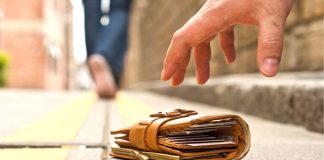 Nhặt được của rơi nhưng không trả lại người mất, có bị xử lý hình sự không