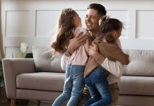 Giành lại quyền nuôi con khi vợ thường xuyên đi công tác xa nhà