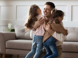 Giành lại quyền nuôi con khi vợ thường xuyên đi công tác xa nhà