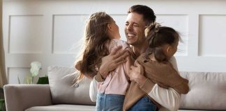 Giành lại quyền nuôi con khi vợ thường xuyên đi công tác xa nhà