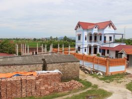 Bỏ tiền xây nhà nhưng bị mẹ chồng đuổi sau khi chồng chết