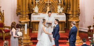 Sau khi kết hôn, có phải bỏ đạo để theo chồng không?